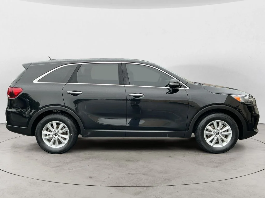 Used 2019 Black Kia L image 4