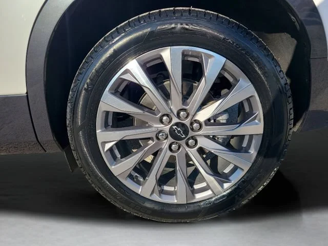 Used 2024 Iridescent Pearl Tricoat Chevrolet Premier image 9