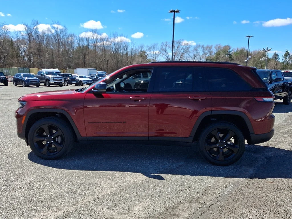 Used 2023 Velvet Red Pearlcoat Jeep Altitude image 7