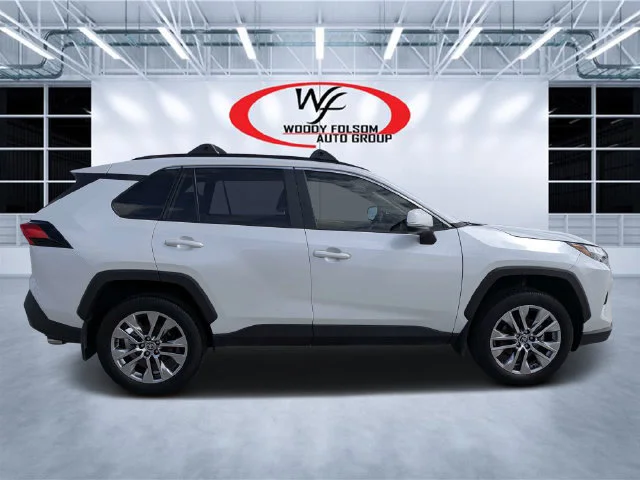 Used 2025 Beige Toyota XLE Premium image 2