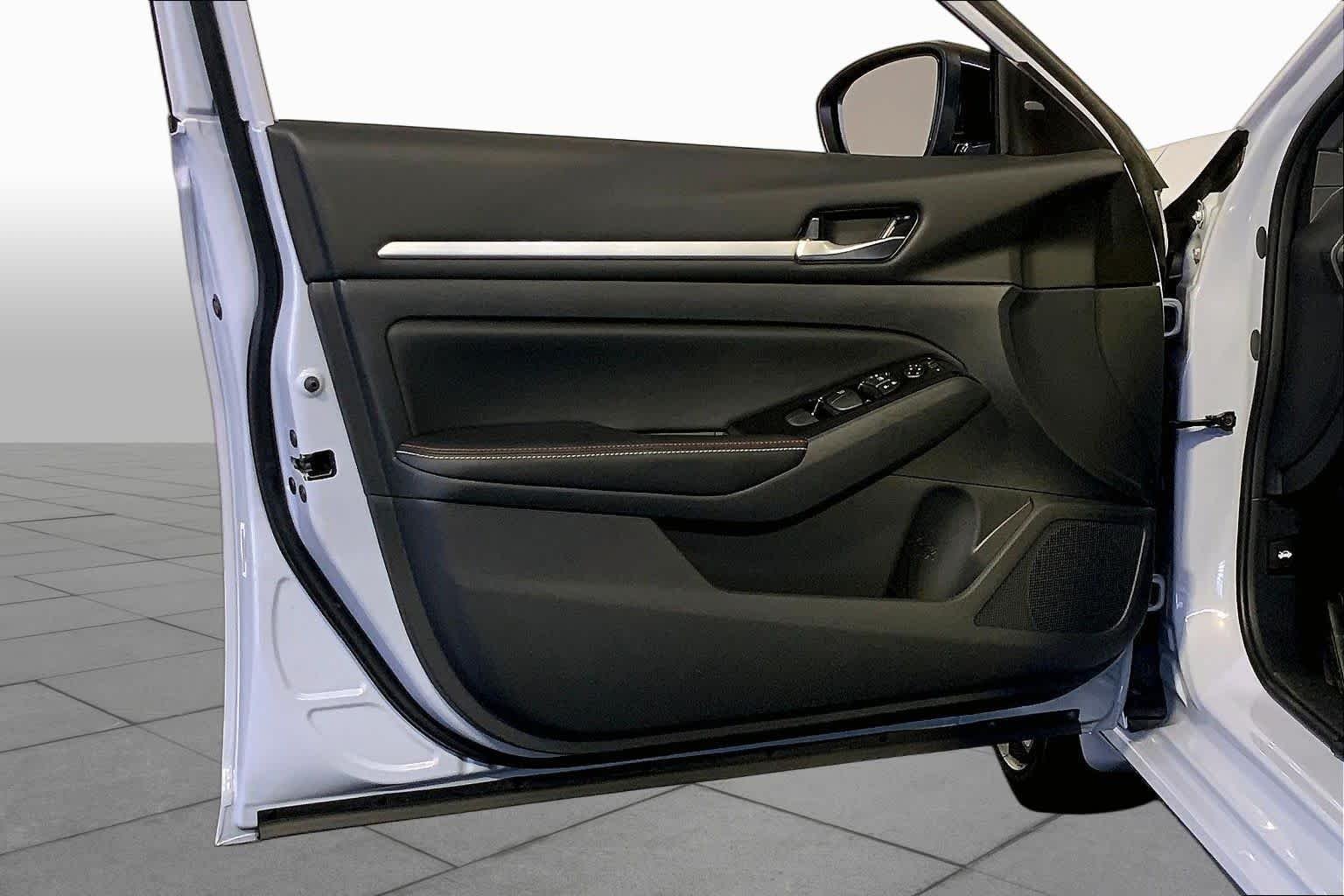 Used 2025 Gray Sky Pearl Nissan SR image 22