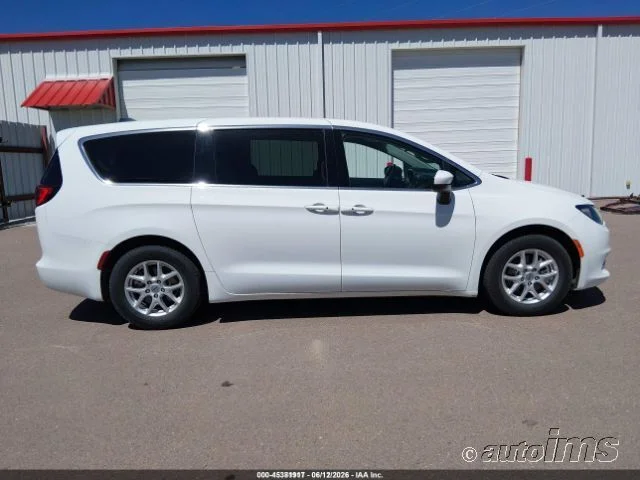 Used 2022 White Chrysler LX image 12