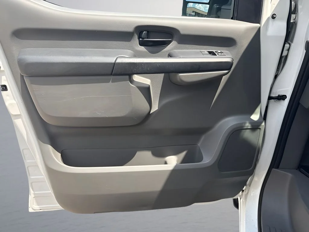 Used 2018 White Nissan SL image 21