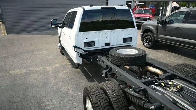 New 2026 Oxford White Ford F-350® LARIAT® image 9