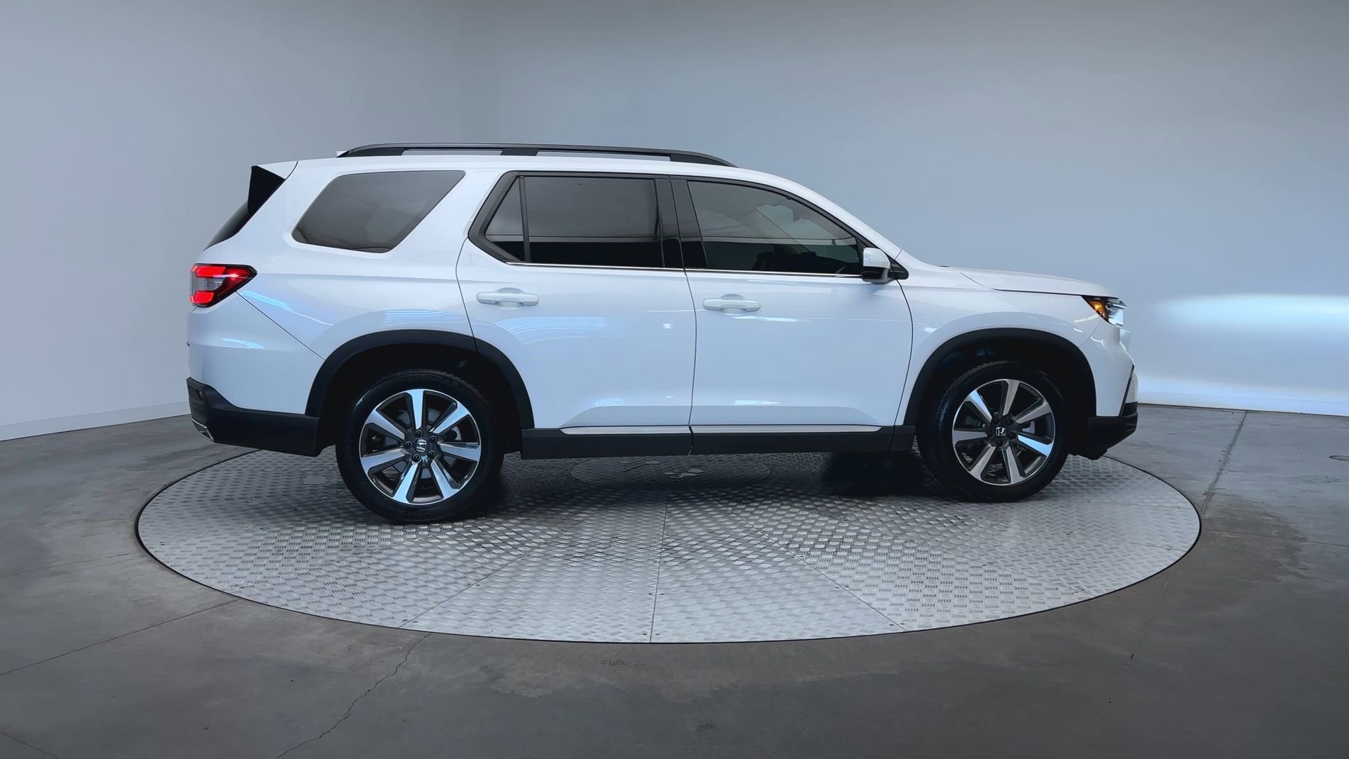 Used 2023 Platinum White Pearl Honda Touring image 9