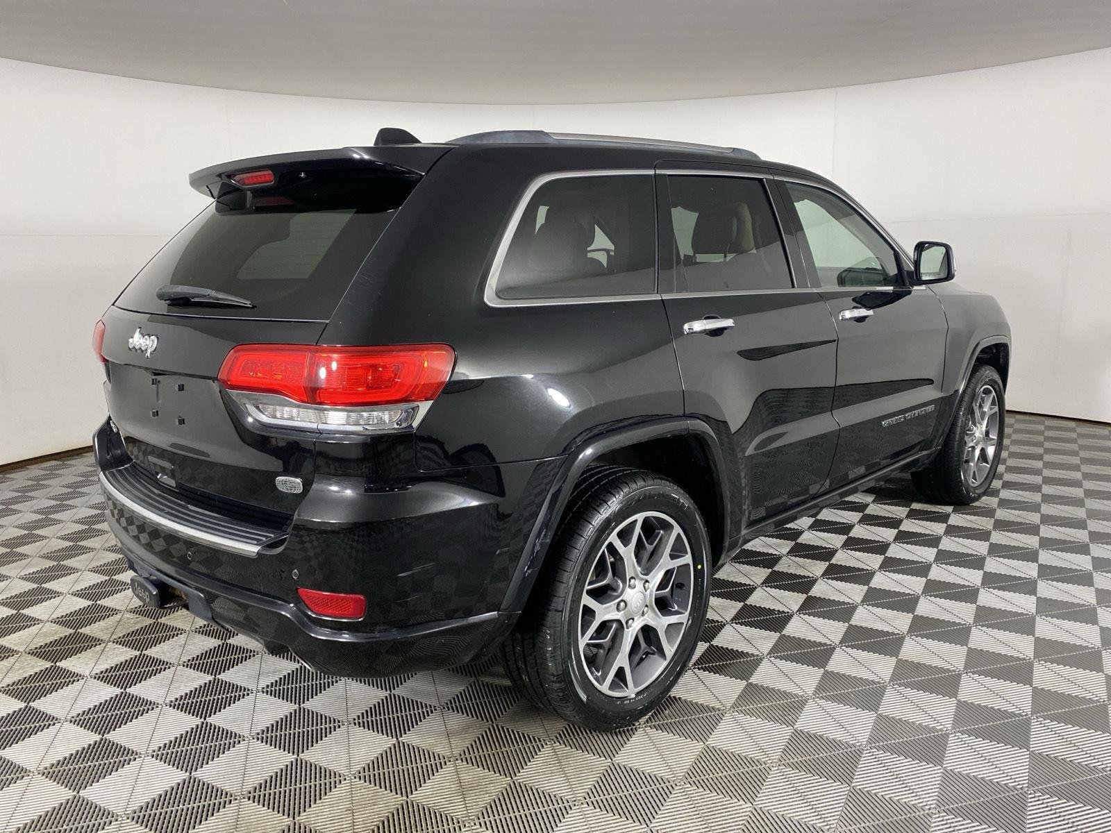 Used 2020 Diamond Black Crystal Pearlcoat Jeep Overland image 17