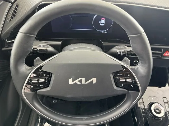 Used 2023 White Kia Wave image 25