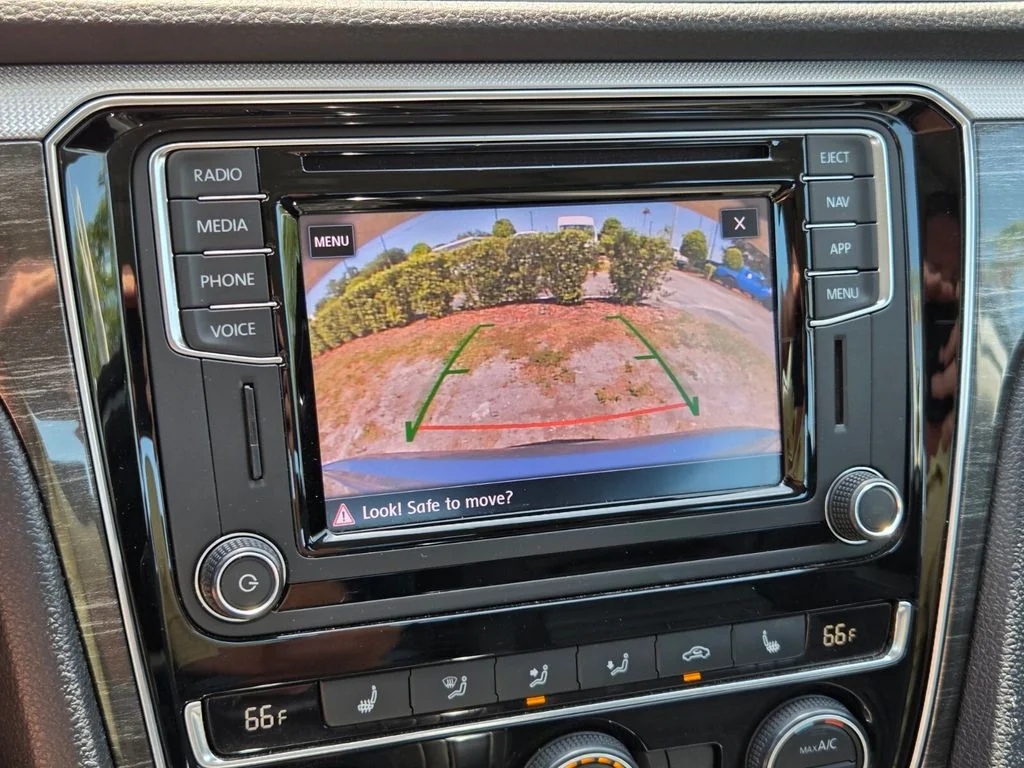 Used 2018 Silver Volkswagen 2.0T SEL Premium image 23