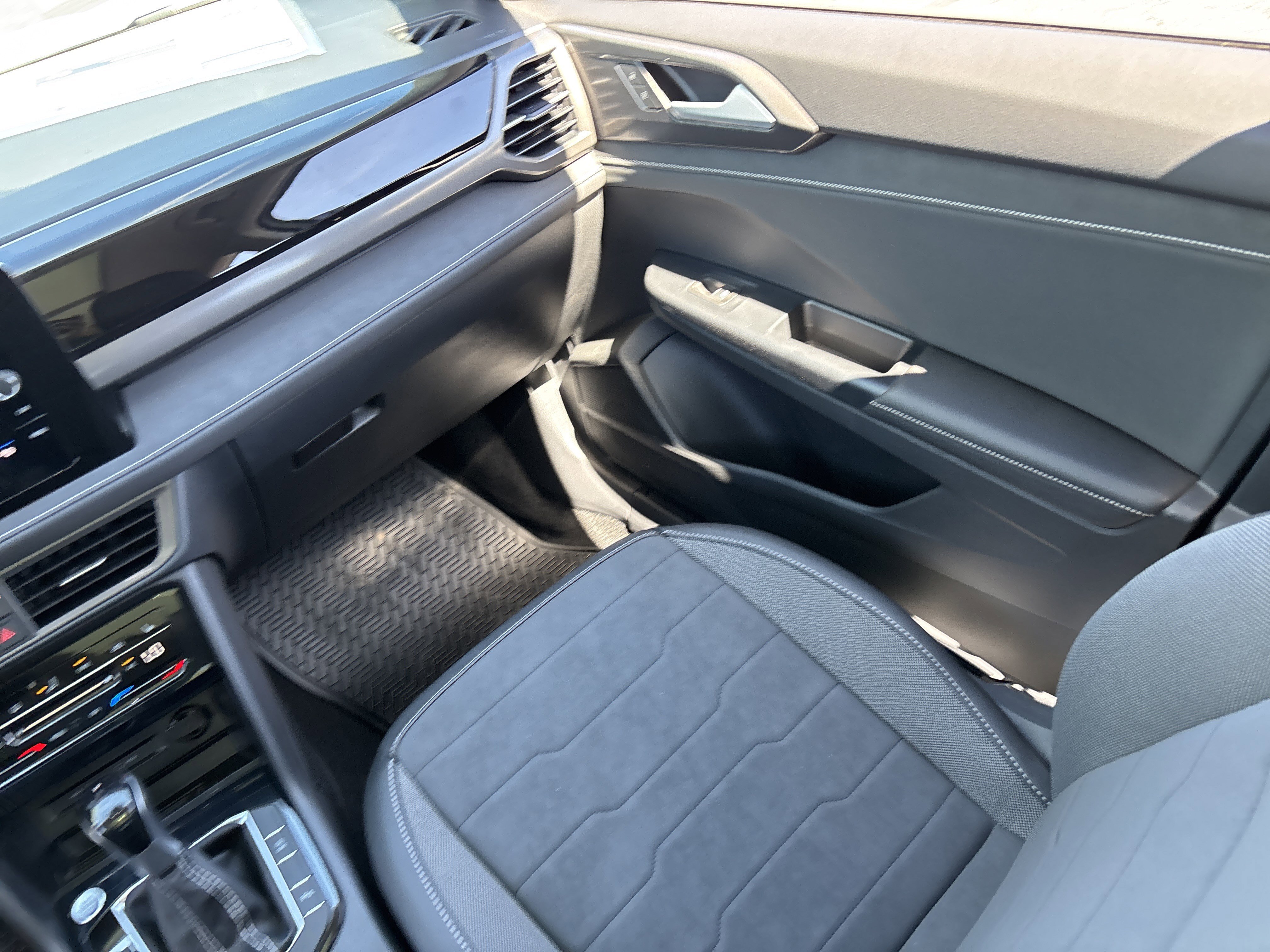 New 2026 Monument Gray w/Dp Blk Rf Volkswagen SE Black image 12
