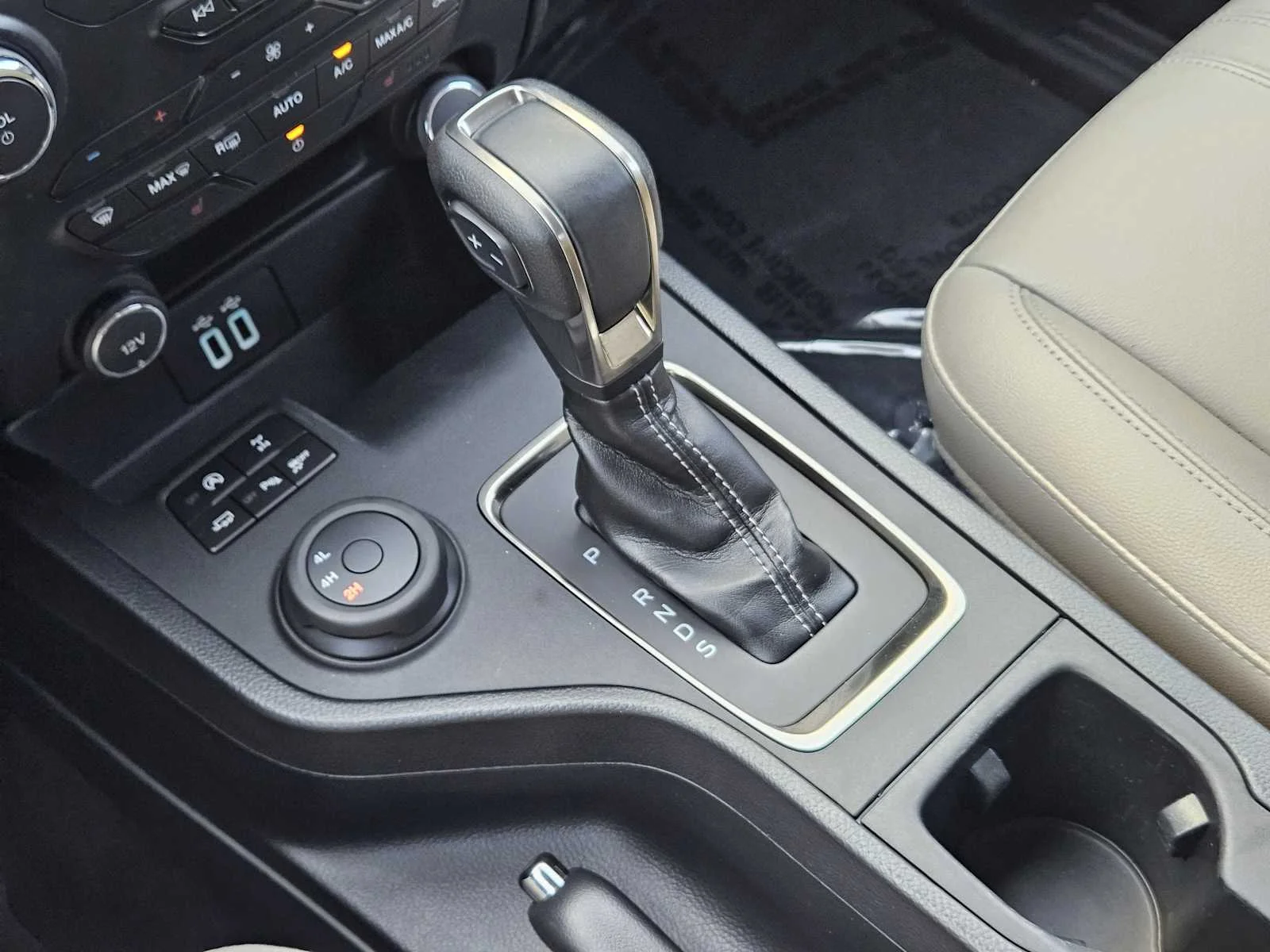 Used 2019 Shadow Black Ford LARIAT image 14