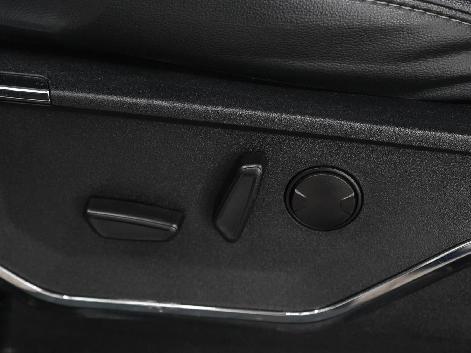 Used 2024 Agate Black Metallic Ford LARIAT image 24