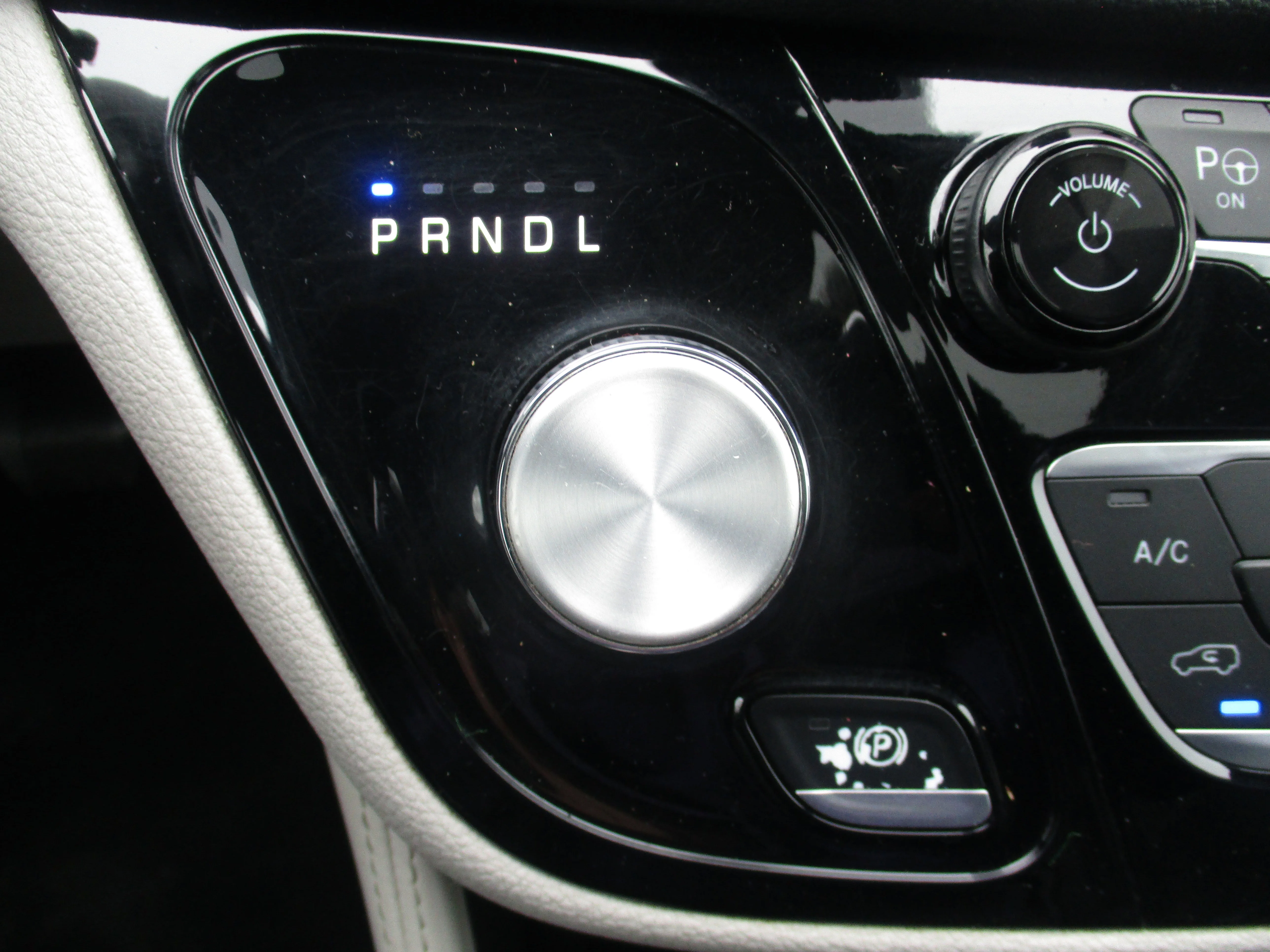 Used 2022 Brilliant Black Crystal Pearlcoat Chrysler Limited image 42
