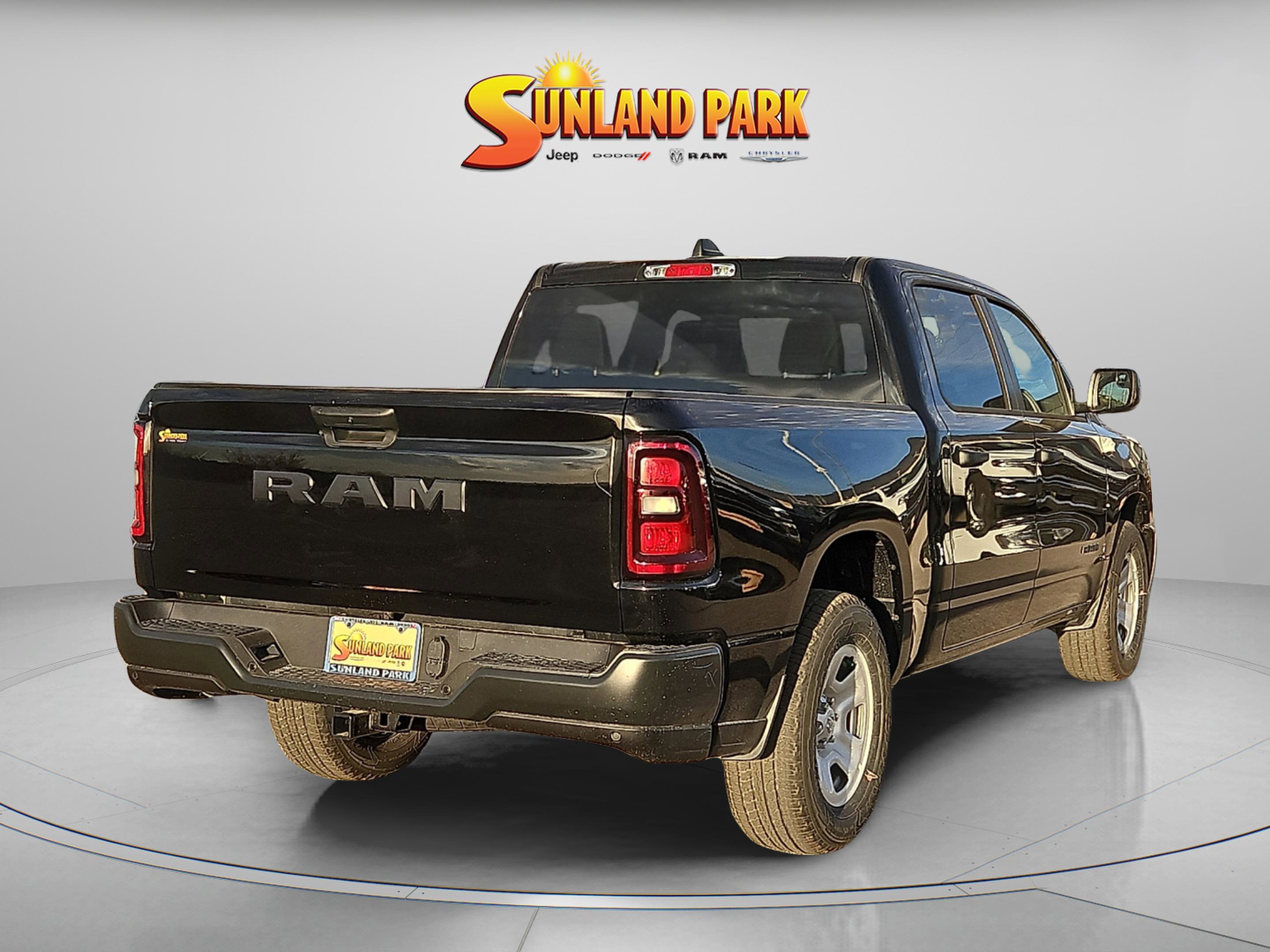 New 2026 Diamond Black Crystal Pearl-Coat Exterior Paint RAM Tradesman image 5