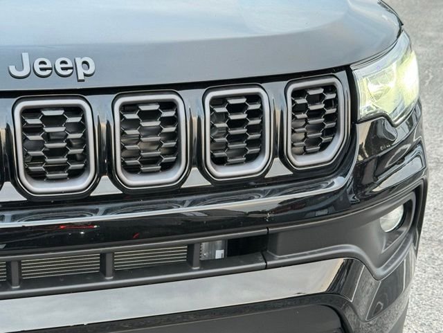 New 2026 Diamond Black Crystal Pearl-Coat Exterior Paint Jeep Latitude image 3