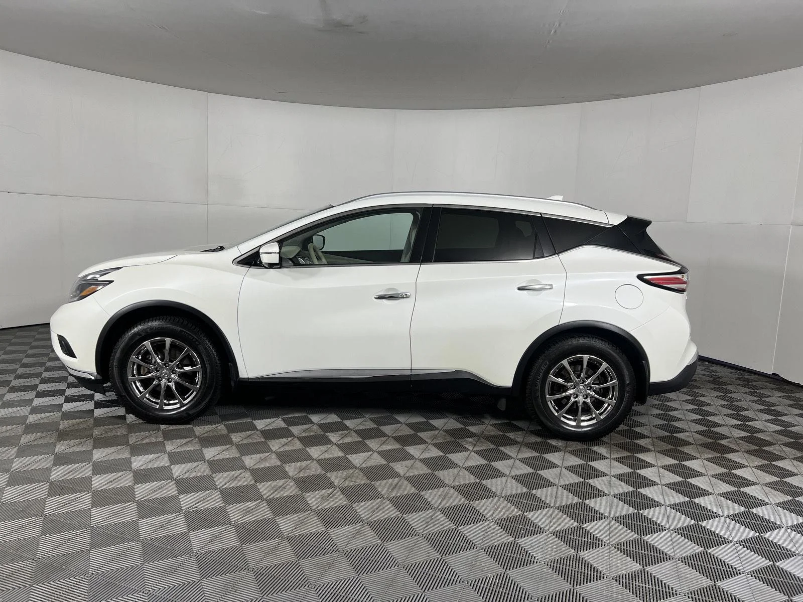 Used 2018 Pearl White Nissan SL image 5