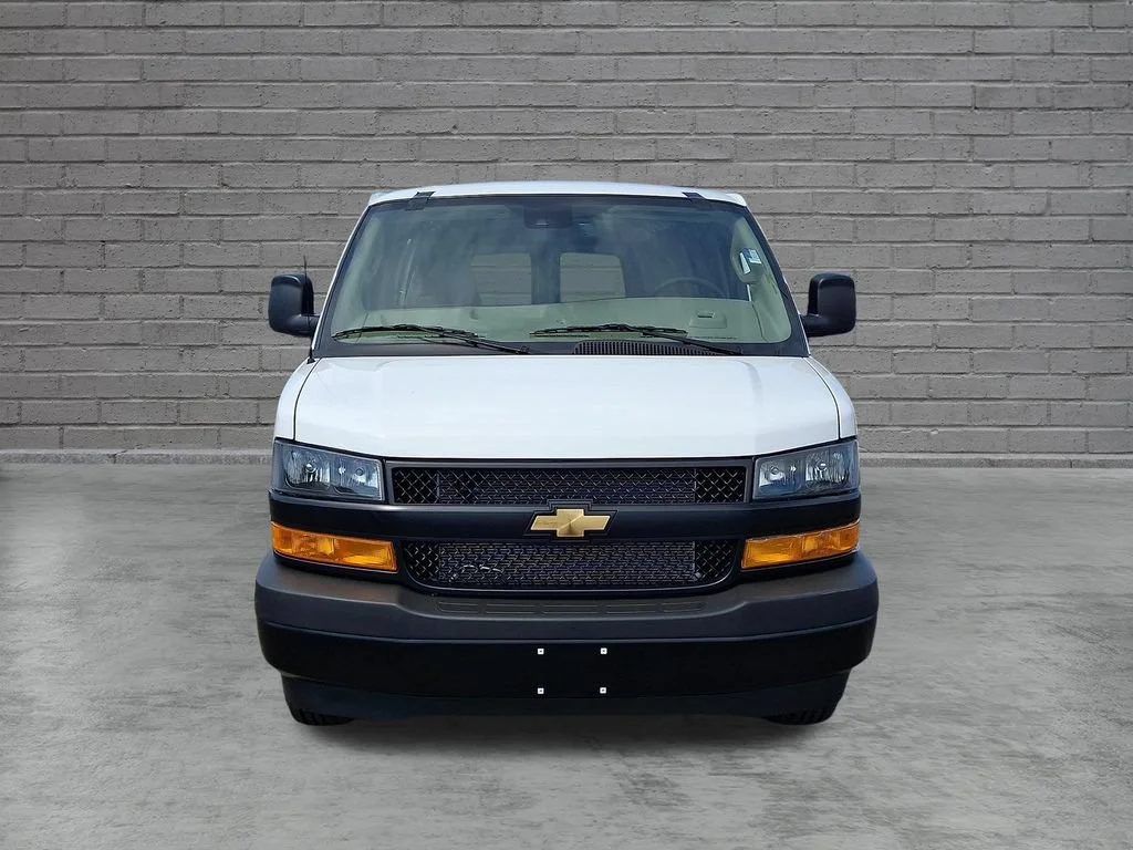 New 2026 Summit White Chevrolet WT image 2