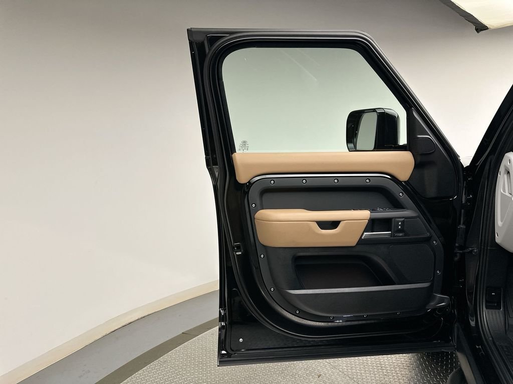 New 2026 Santorini Black LAND ROVER X-Dynamic SE image 17