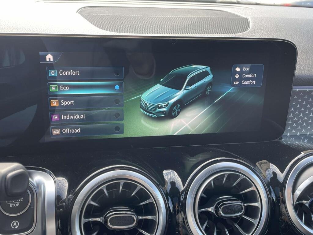 New 2026 Polar White Mercedes-Benz GLB 250 image 23