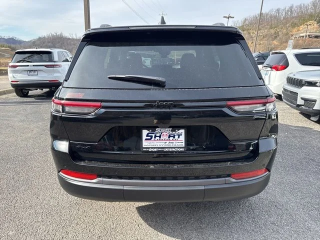 New 2026 Diamond Black Crystal Pearl-Coat Exterior Paint Jeep Altitude image 4