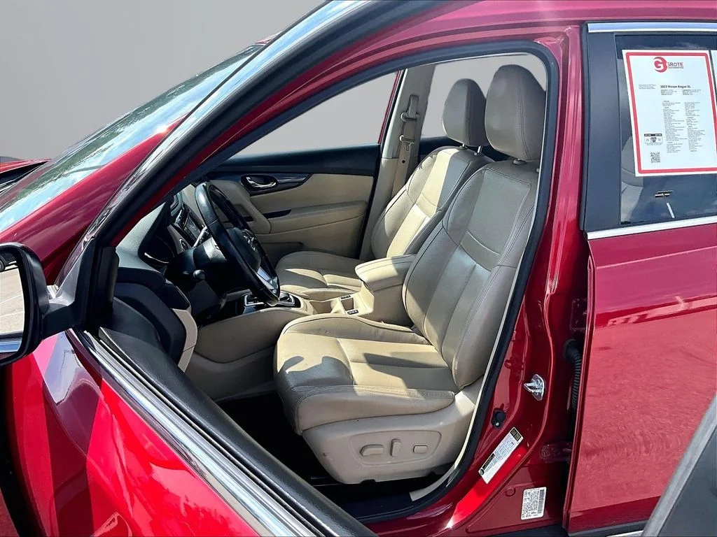 Used 2017 Red Nissan SL image 22