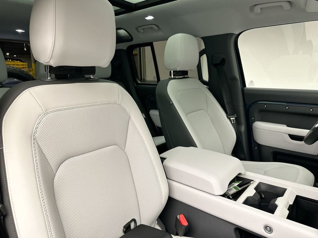 Used 2025 Tasman Blue Metallic Land Rover S image 5
