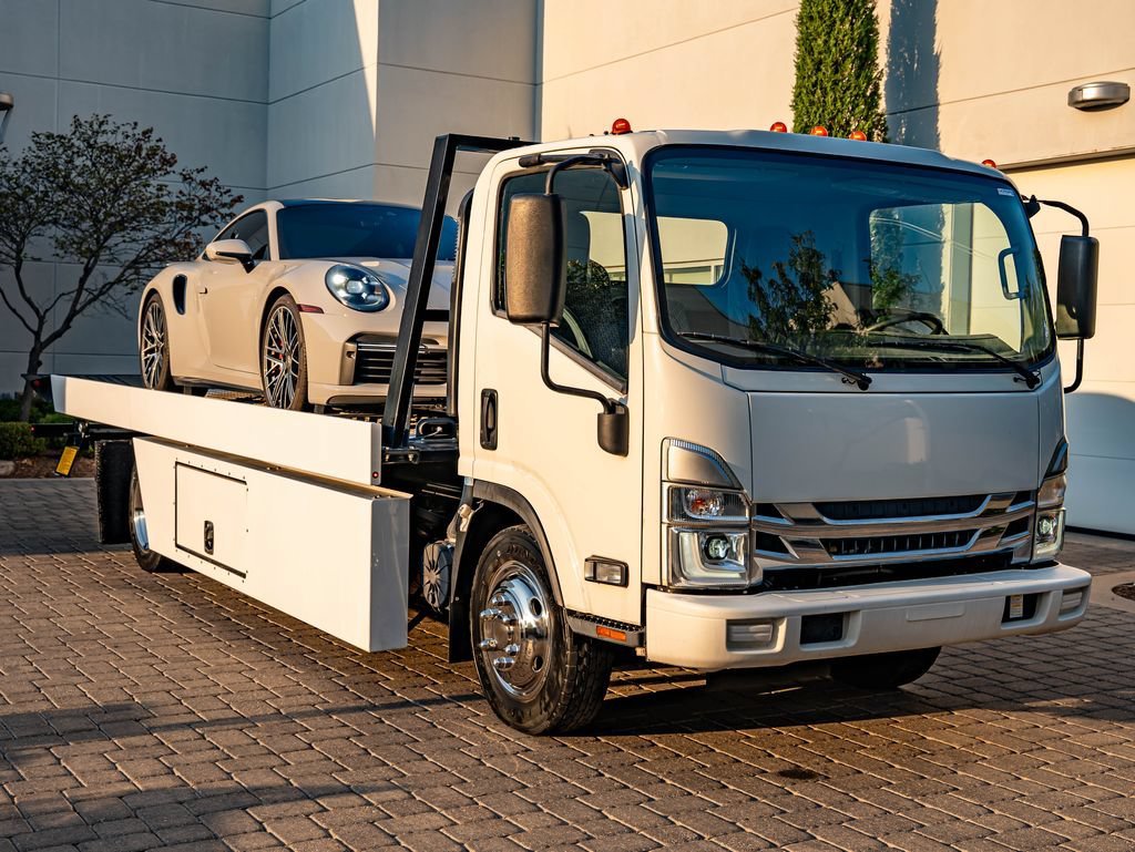 Used 2022 White Isuzu  image 12
