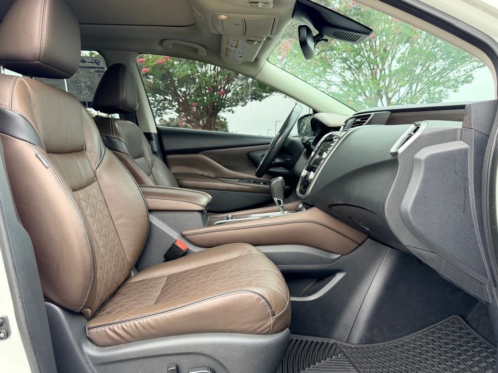 Used 2019 White Nissan Platinum image 13
