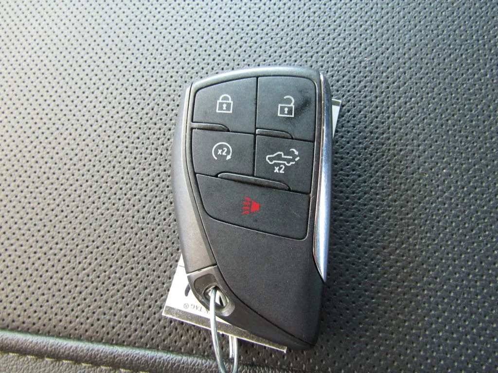 Used 2024 White GMC SLT image 27