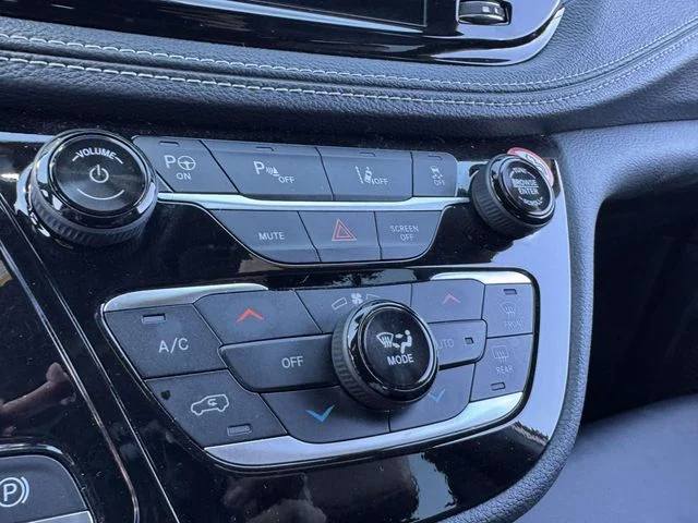 Used 2024 White Chrysler Select image 31
