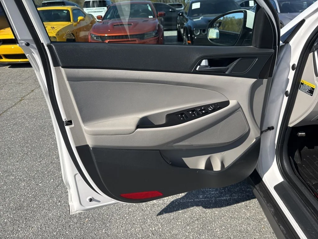 Used 2017 White Hyundai SE image 22