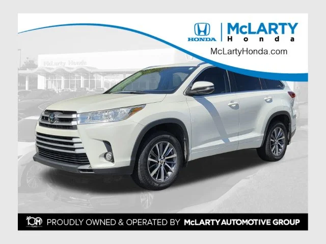 Used 2018 Blizzard Pearl Toyota XLE image 1
