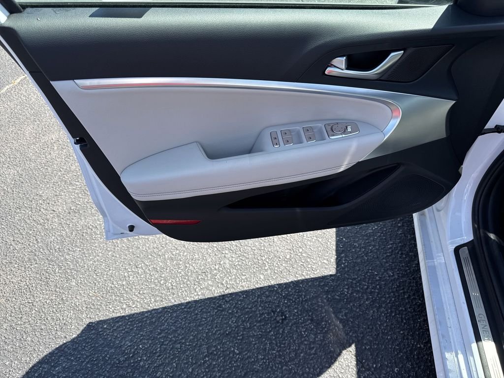 Used 2025 White Genesis 2.5T image 10