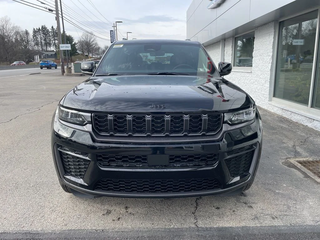 New 2026 Diamond Black Crystal Pearl-Coat Exterior Paint Jeep Altitude image 5