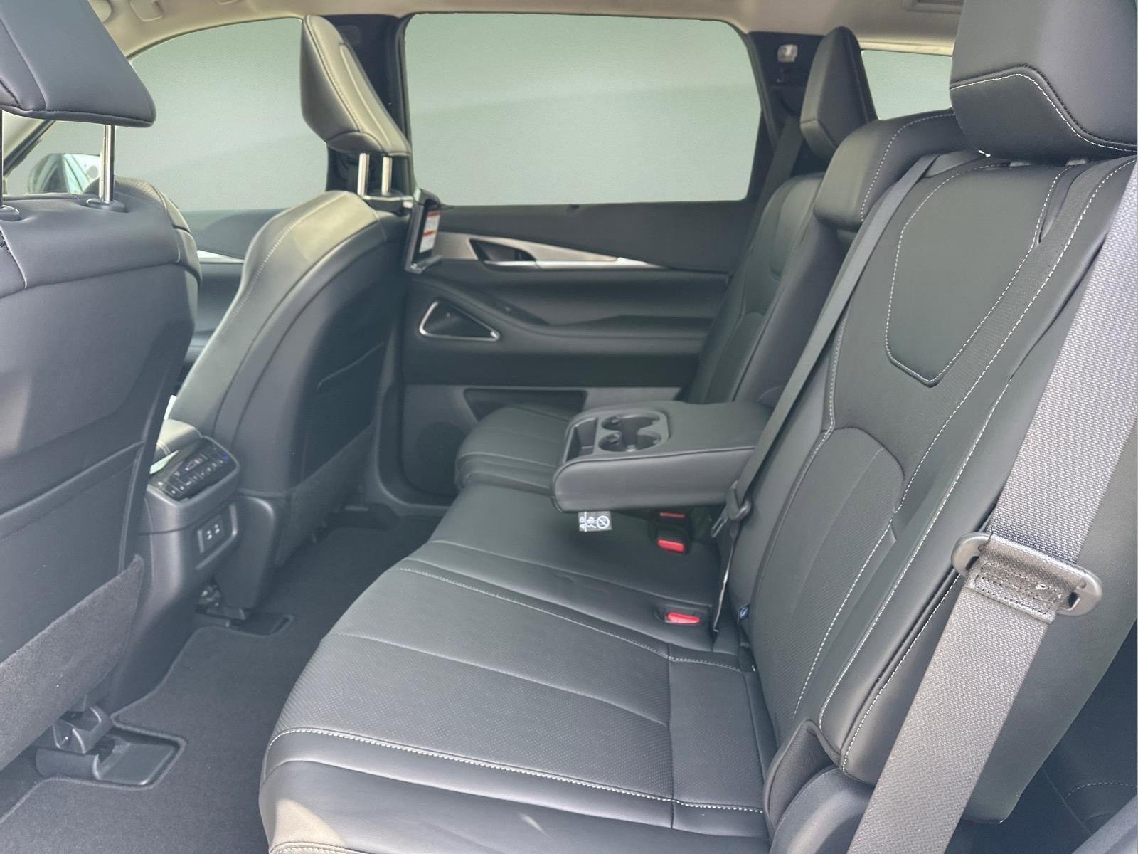 New 2026 Radiant White INFINITI LUXE image 16