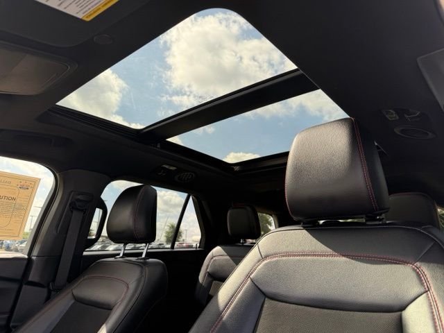 Used 2023 Gray Ford ST-Line image 11