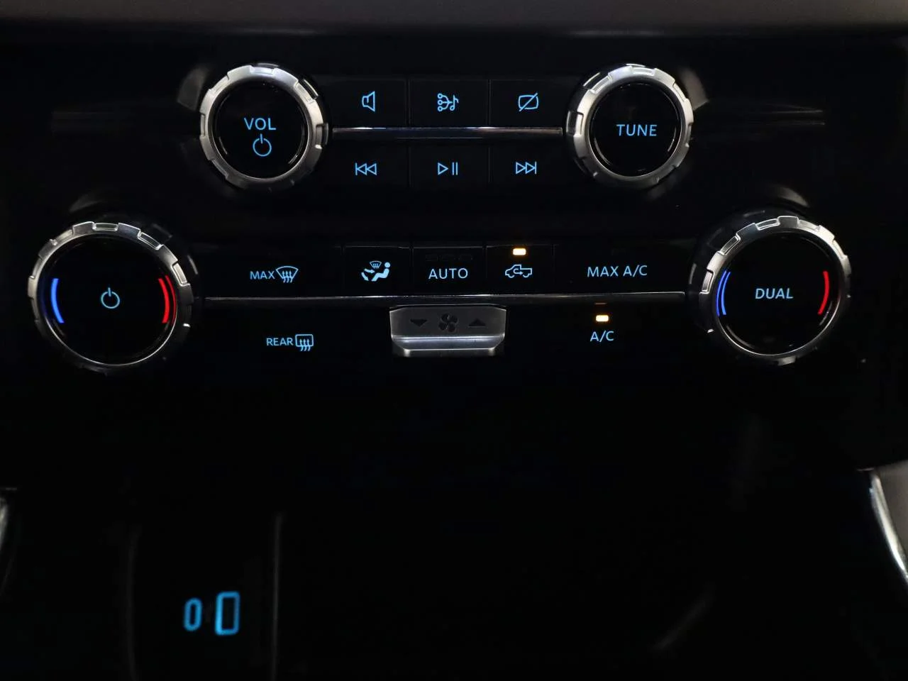 Used 2024 Agate Black Ford XLT Crew Cab image 11