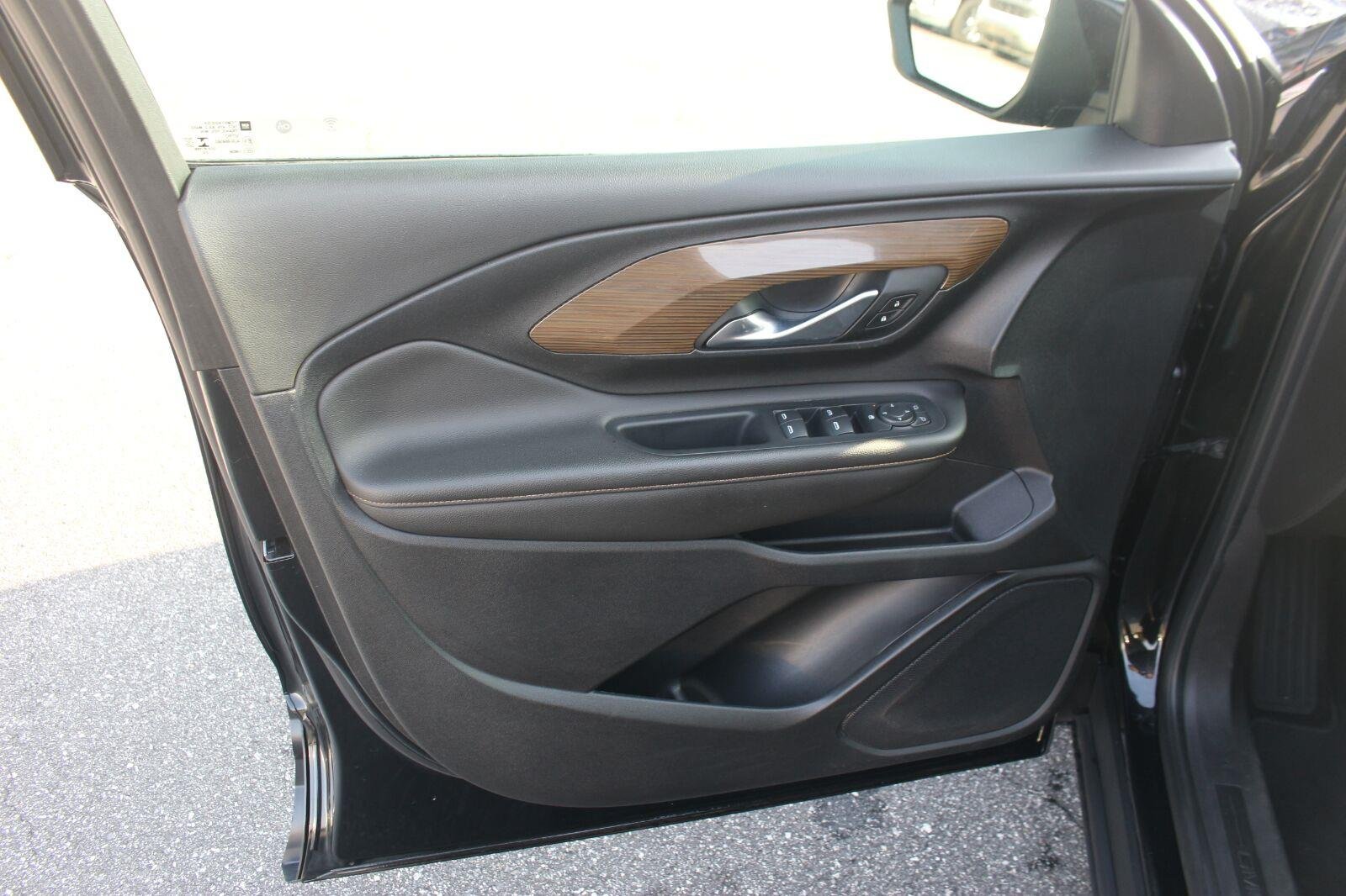Used 2020 EBONY TWILIGHT METALLIC GMC SLE image 12