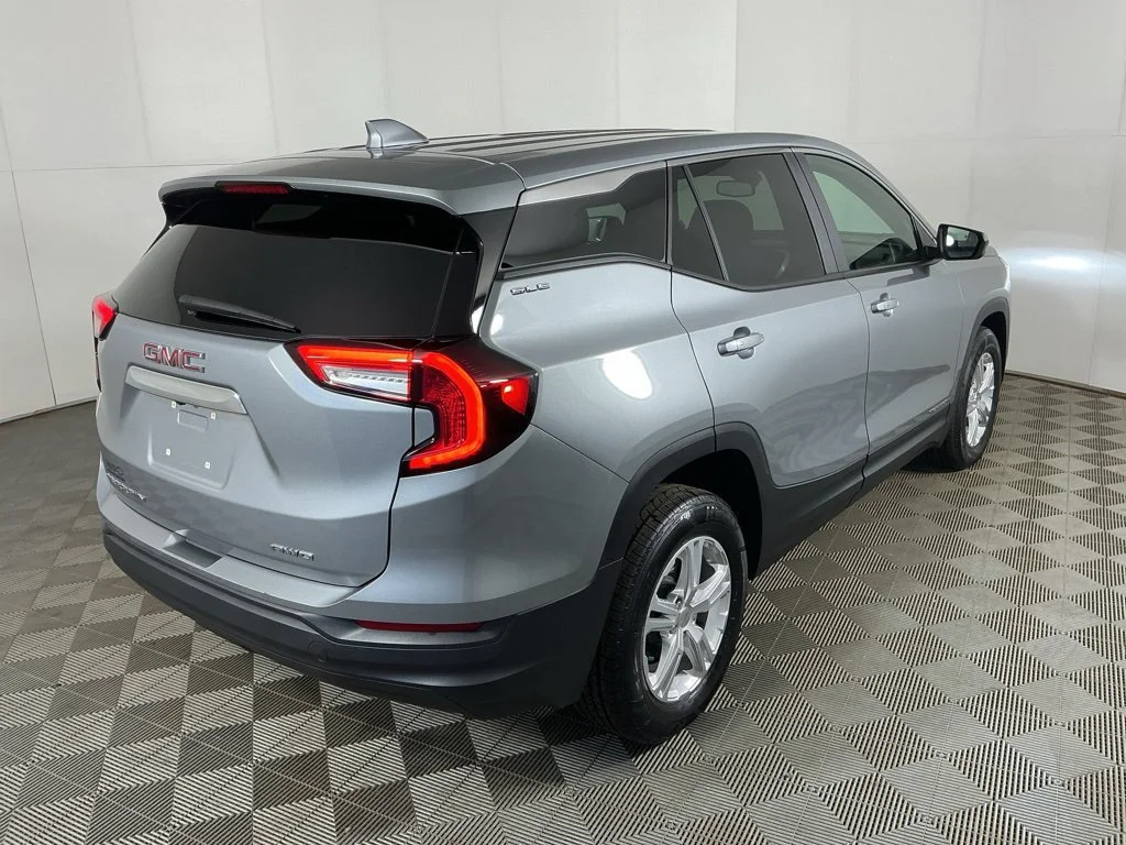 Used 2024 Sterling Metallic GMC SLE image 7