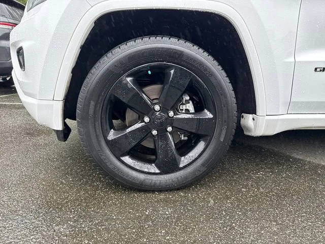 Used 2015 Bright White Clearcoat Jeep Altitude image 28