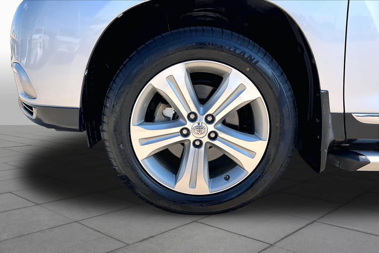 Used 2013 Classic Silver Metallic Toyota Limited image 9