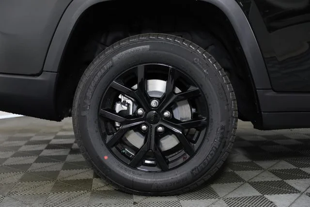 New 2026 Diamond Black Crystal Pearl-Coat Exterior Paint Jeep Altitude image 31