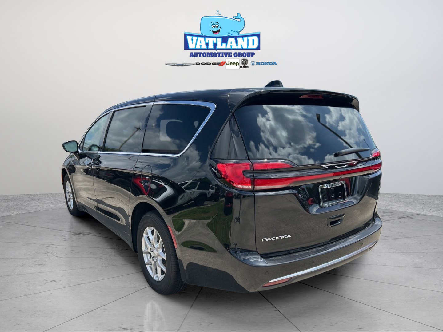 New 2027 Diamond Black Crystal Pearl-Coat Exterior Paint Chrysler Select image 3