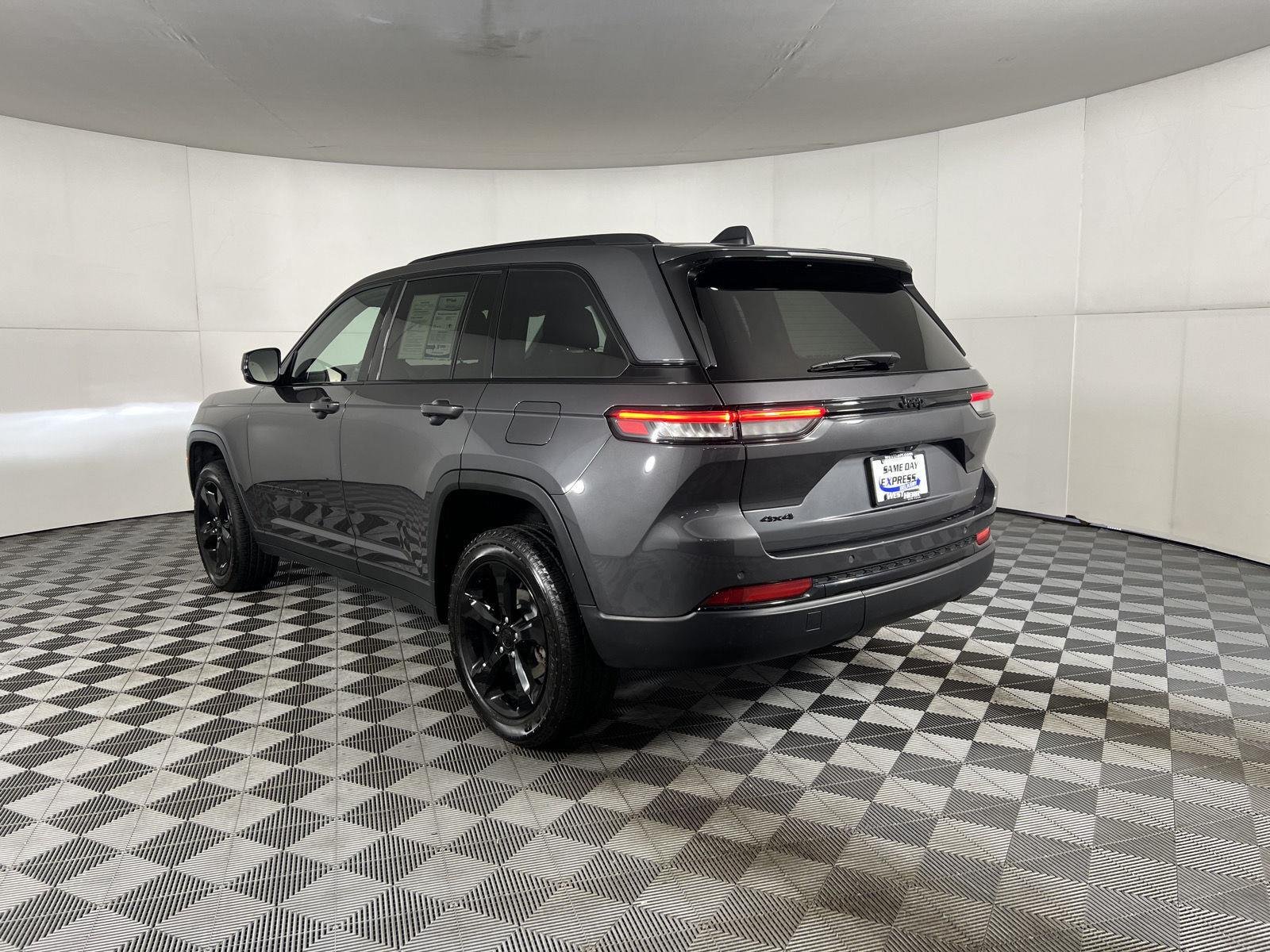 Used 2024 Baltic Gray Metallic Clearcoat Jeep Altitude image 7