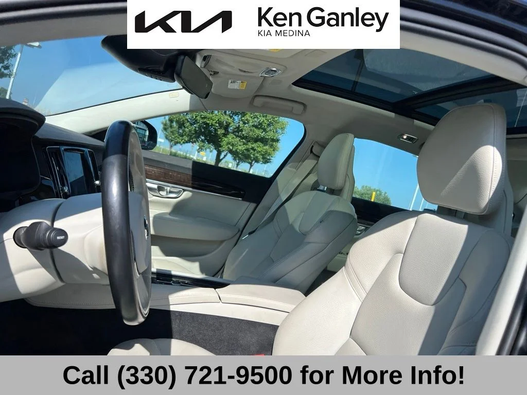 Used 2019 Black Volvo T5 Momentum image 11