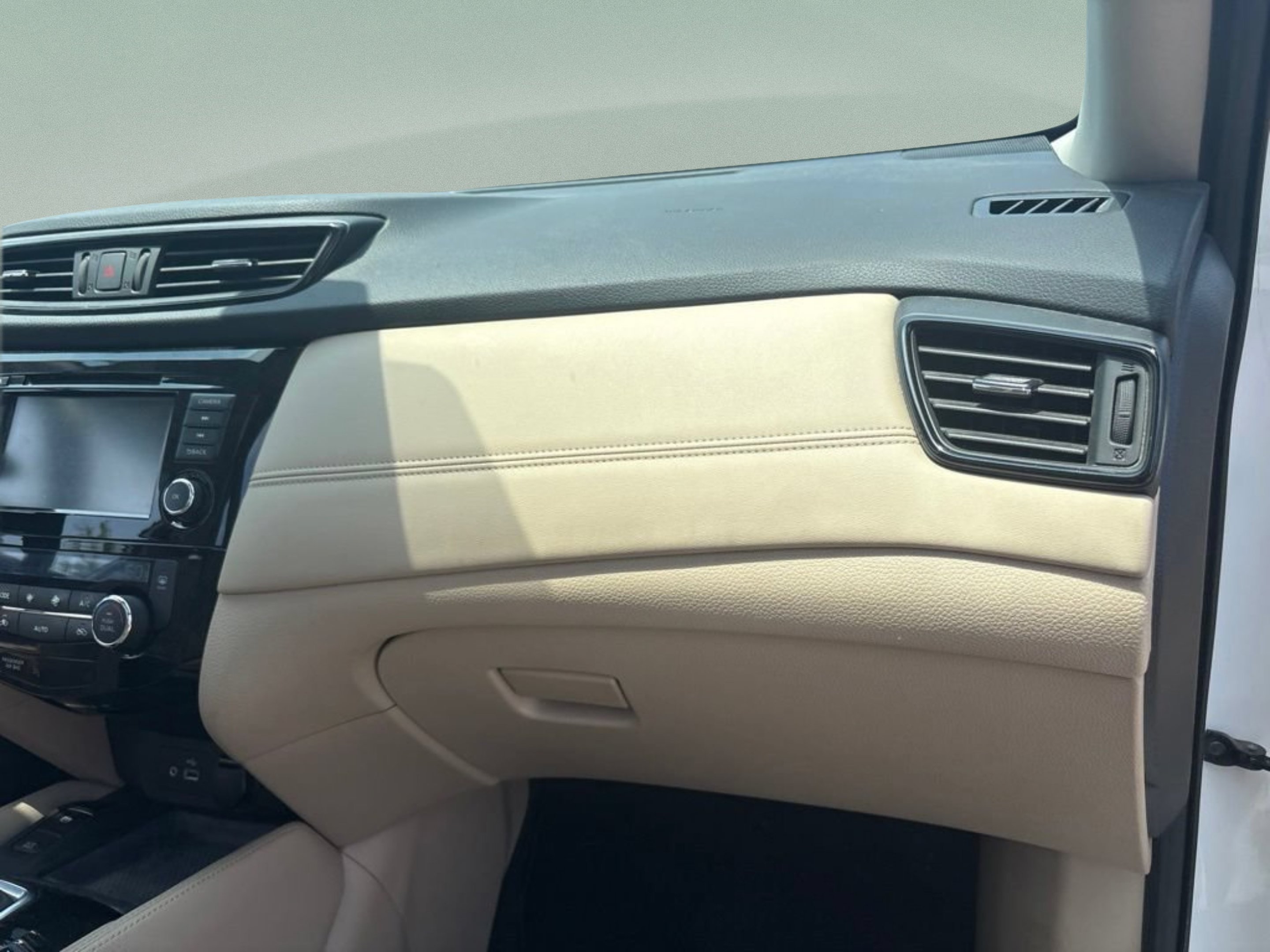 Used 2020 Pearl White Tricoat Nissan SL image 23