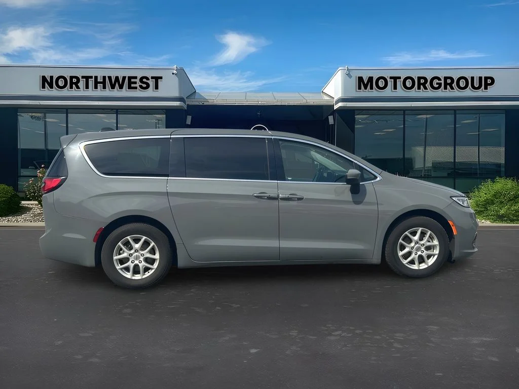 2023 Chrysler Pacifica Touring L - Photo 8