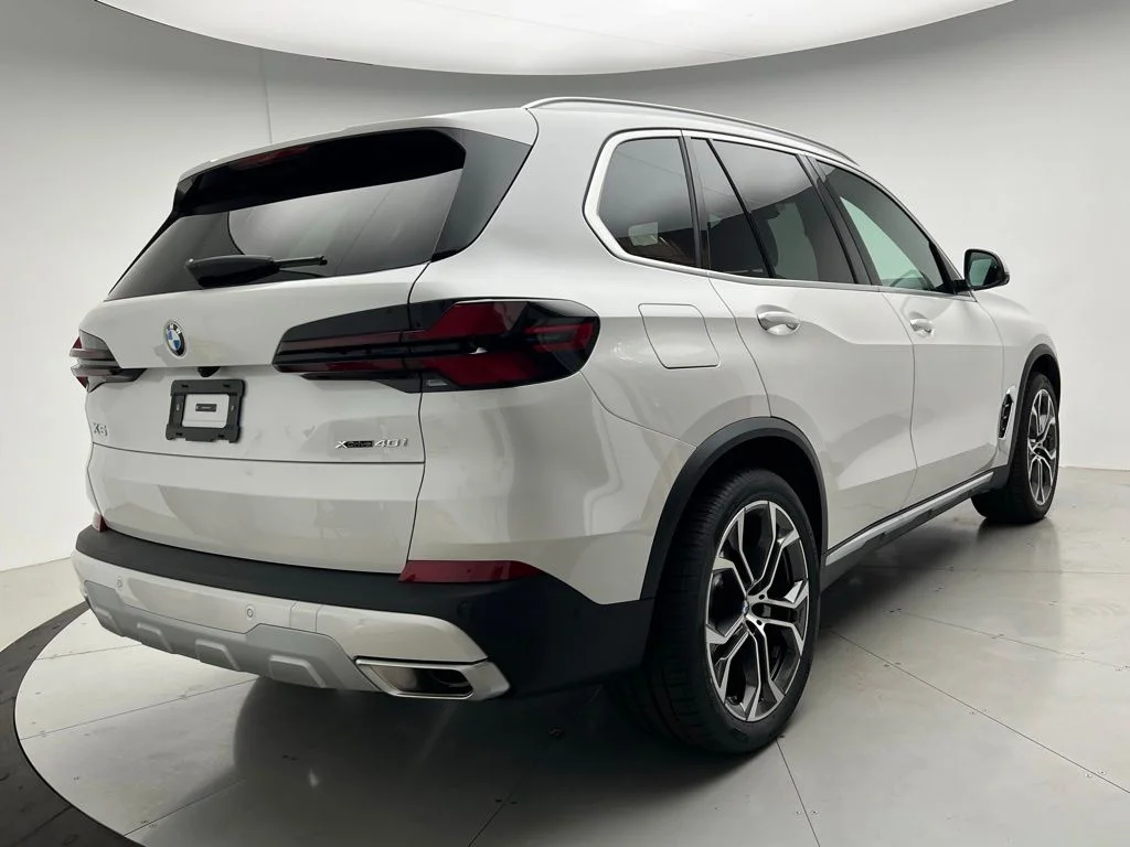 New 2026 Mineral White Metallic BMW xDrive40i image 3