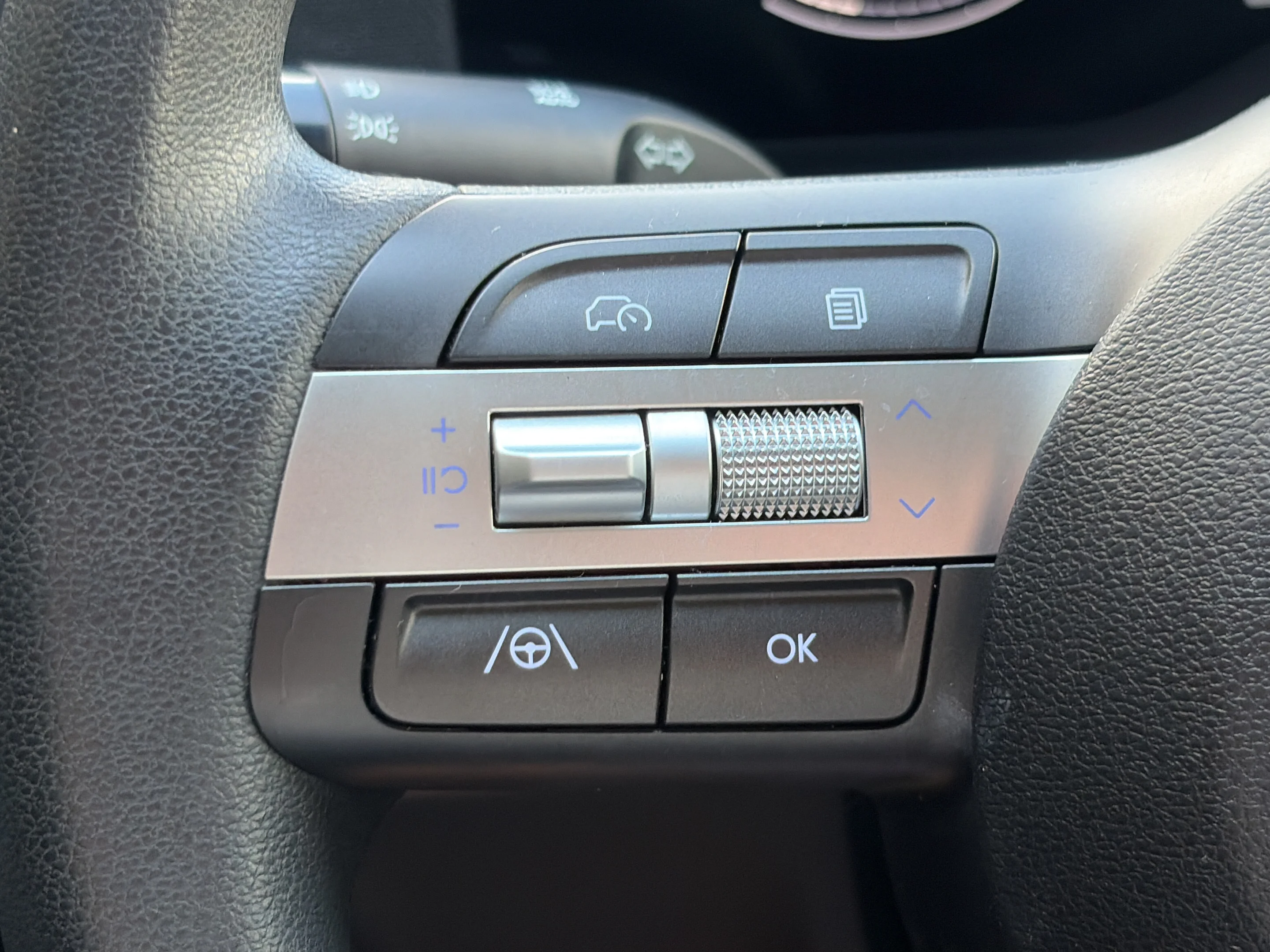 Used 2024 Neoteric Yellow Hyundai SE image 22