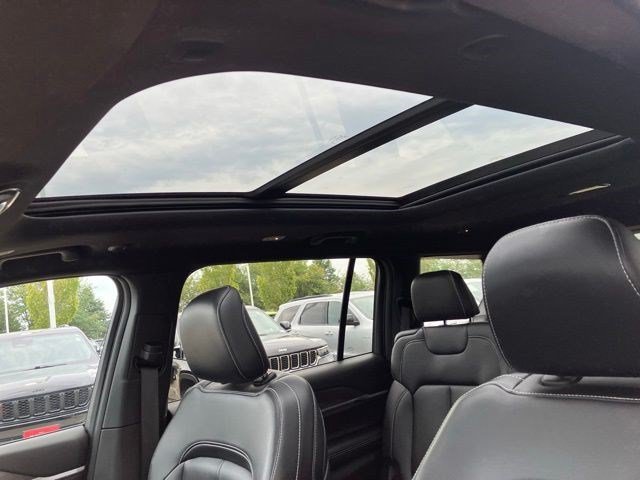 Used 2025 Diamond Black Crystal Pearlcoat Jeep Limited image 20