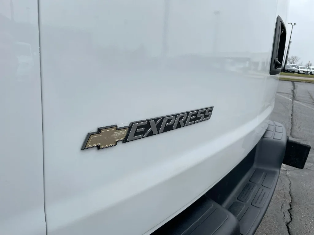 Used 2024 Summit White Chevrolet 2500 image 28